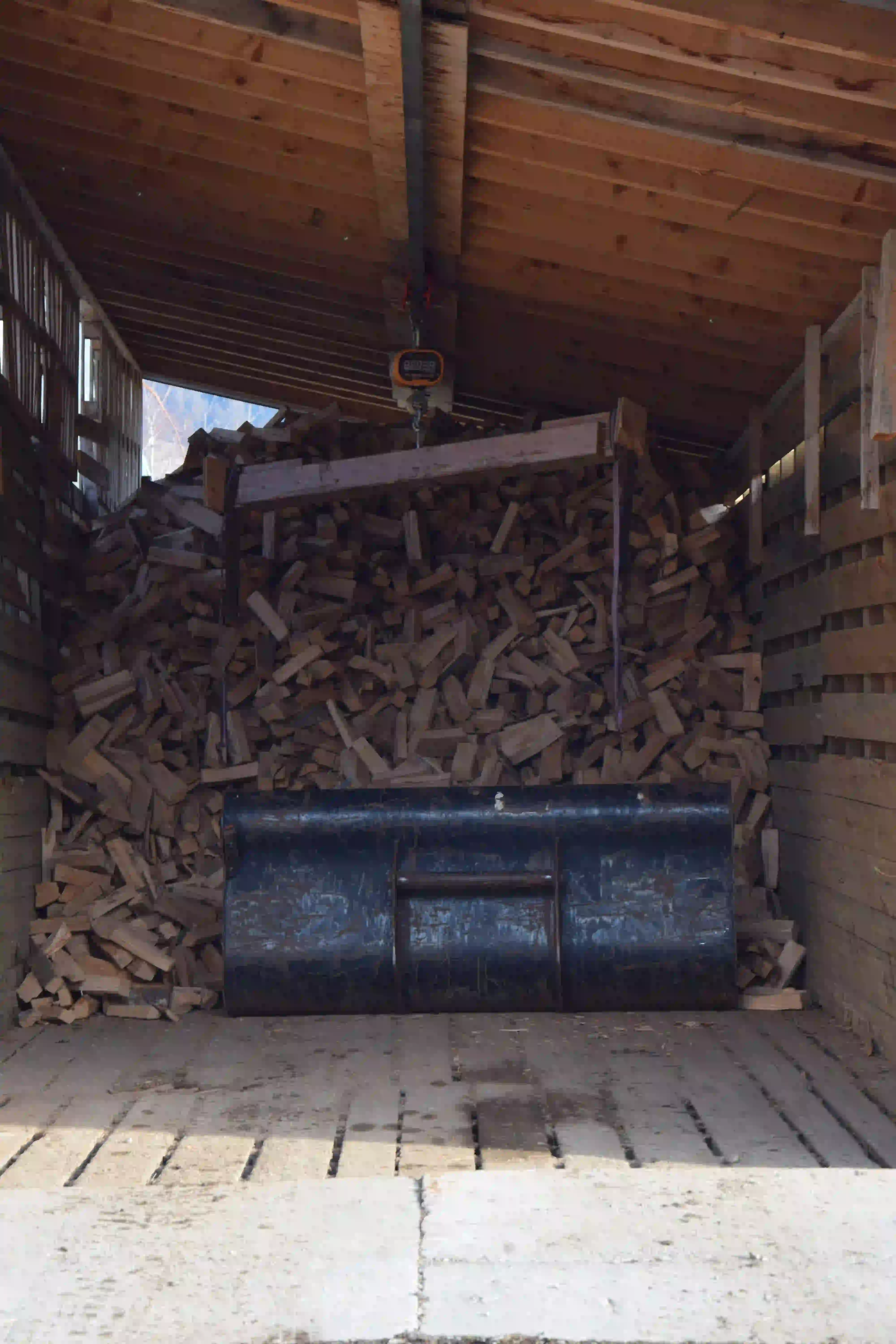 Tas de bois empilé dans un hangar